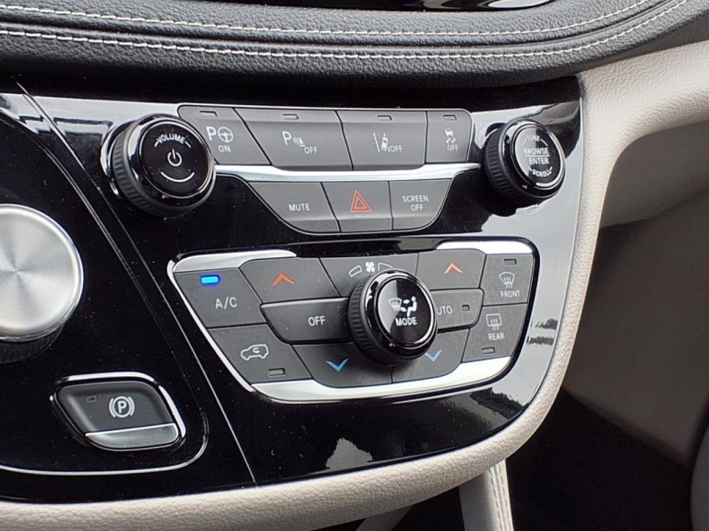 used 2021 Chrysler Pacifica Hybrid car, priced at $26,966