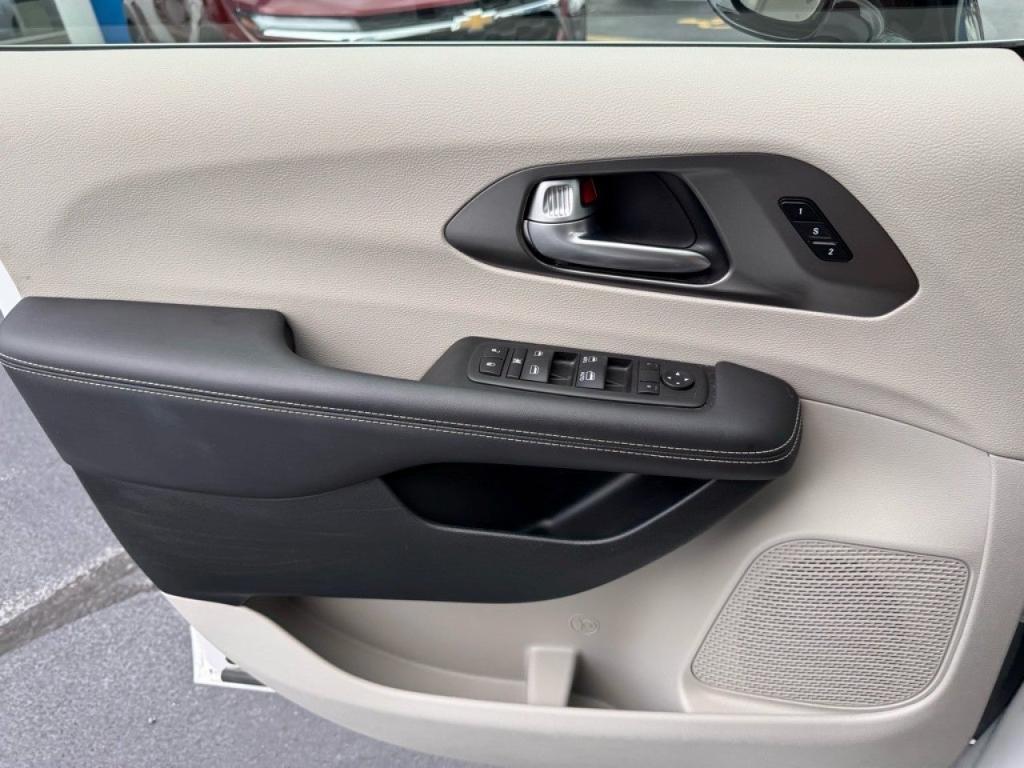 used 2024 Chrysler Pacifica car