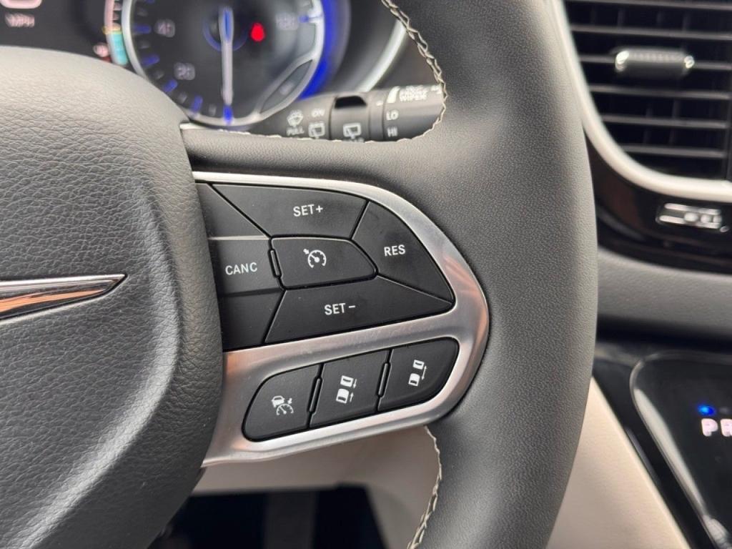 used 2024 Chrysler Pacifica car