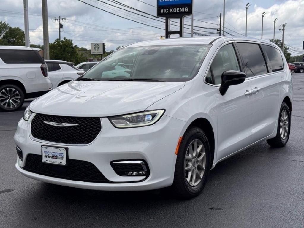 used 2024 Chrysler Pacifica car