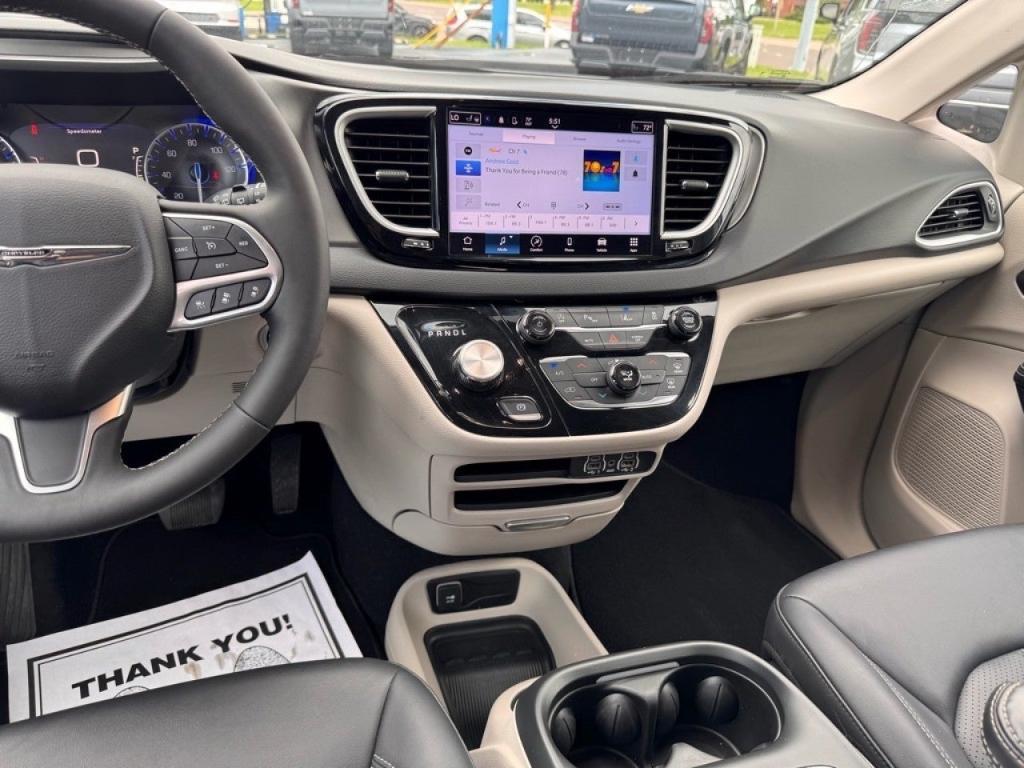 used 2024 Chrysler Pacifica car