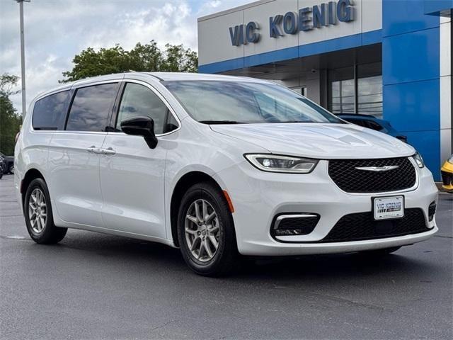used 2024 Chrysler Pacifica car, priced at $34,686