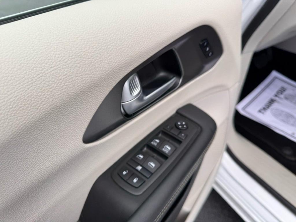 used 2024 Chrysler Pacifica car