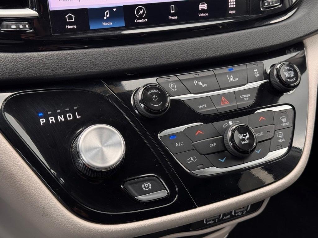 used 2024 Chrysler Pacifica car