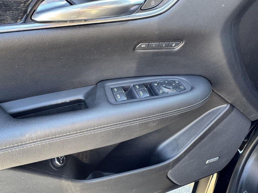 used 2021 Cadillac XT5 car, priced at $19,000