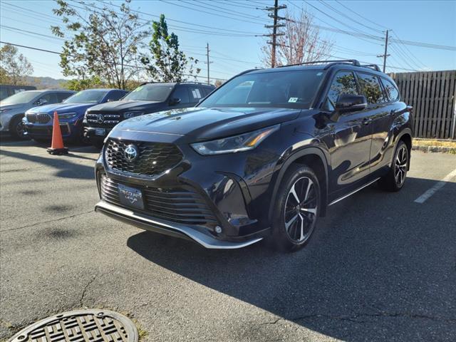 used 2022 Toyota Highlander car, priced at $38,059