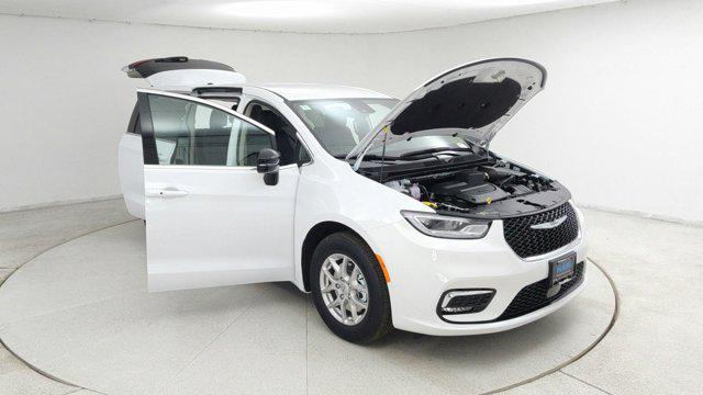 new 2024 Chrysler Pacifica car, priced at $43,155