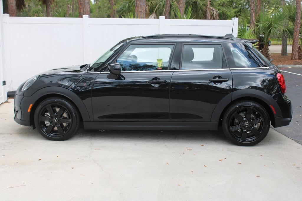 new 2024 MINI Hardtop car, priced at $36,195