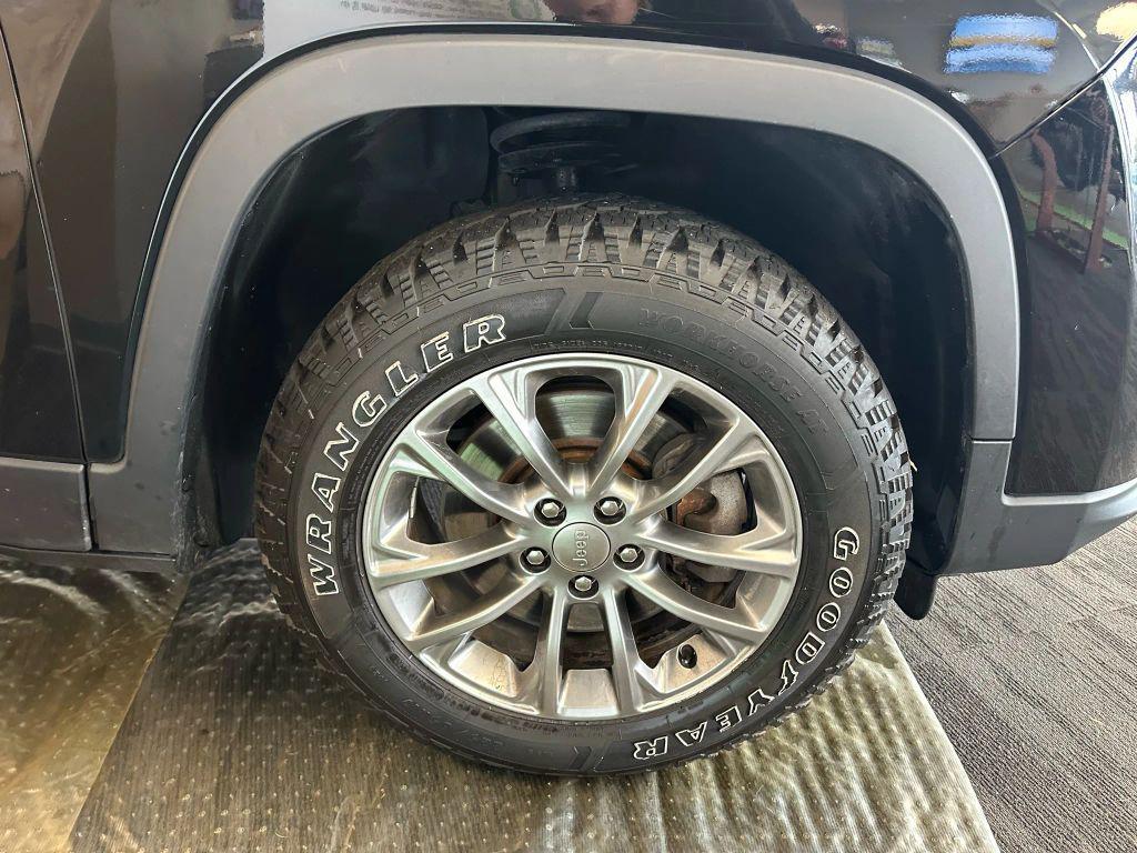 used 2020 Jeep Cherokee car, priced at $15,995