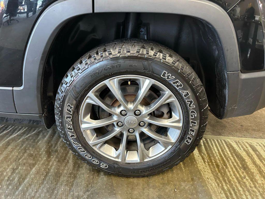 used 2020 Jeep Cherokee car, priced at $15,995