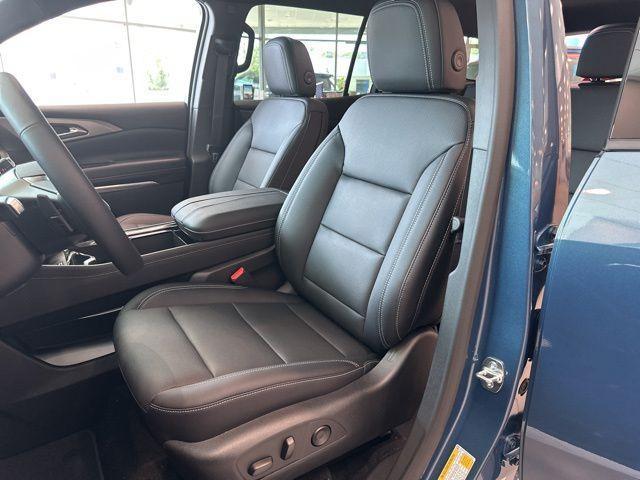 new 2025 Chevrolet Traverse car, priced at $42,195