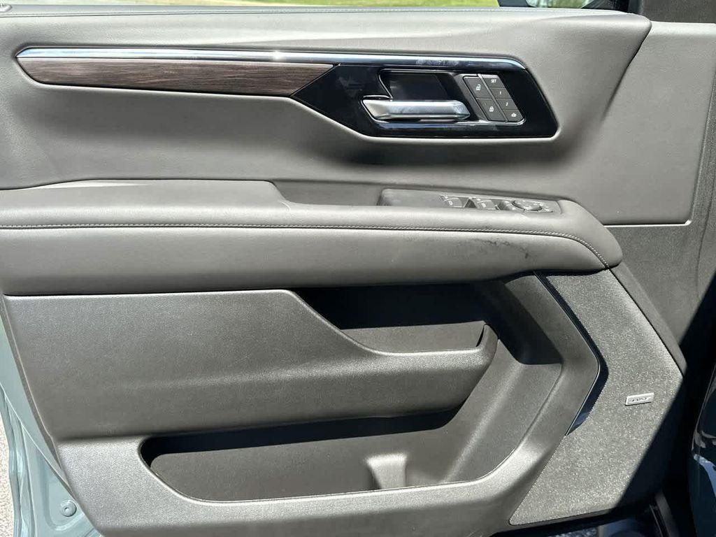new 2025 Chevrolet Suburban car, priced at $77,272
