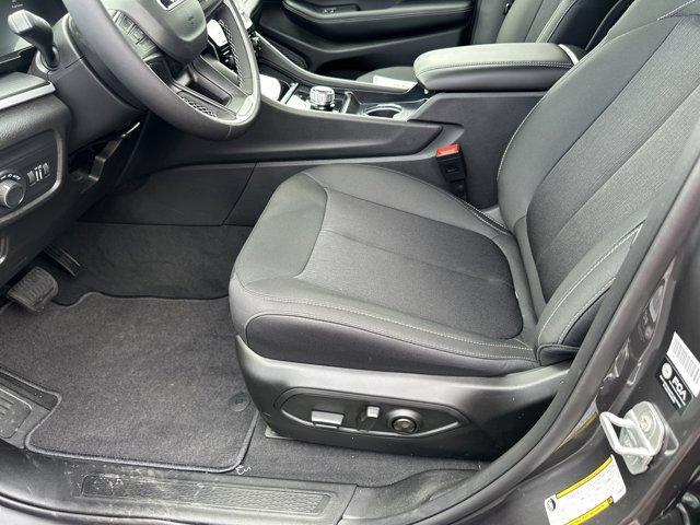 new 2025 Jeep Grand Cherokee car, priced at $43,008