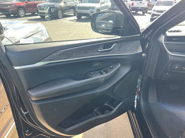 new 2025 Jeep Grand Cherokee car, priced at $48,092