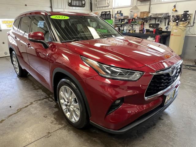 used 2021 Toyota Highlander car, priced at $39,900