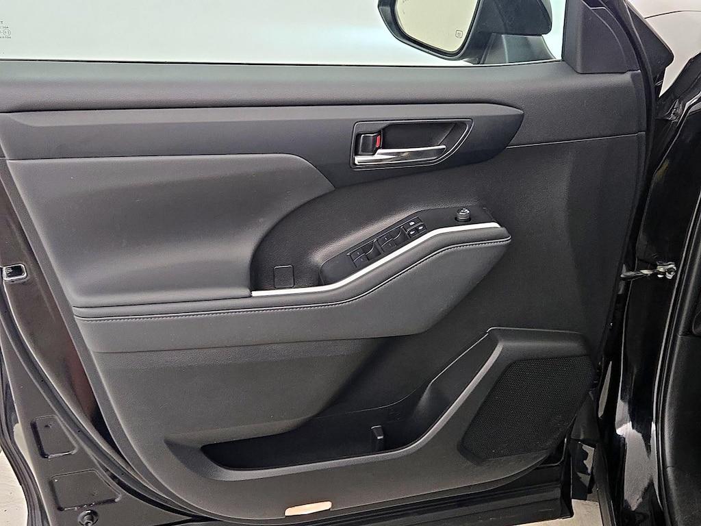 used 2022 Toyota Highlander car, priced at $36,998