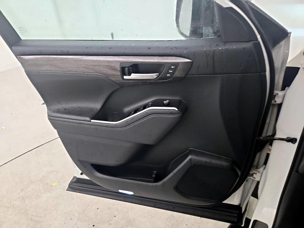 used 2020 Toyota Highlander car, priced at $38,998