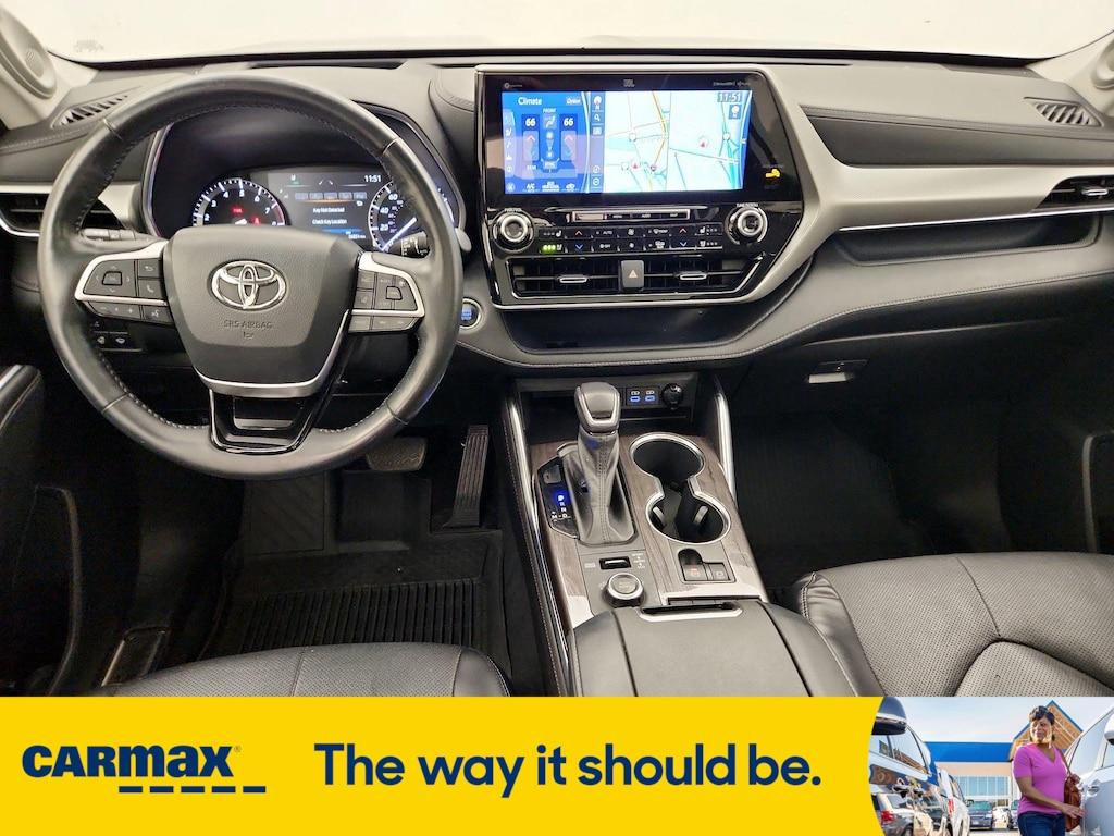 used 2022 Toyota Highlander car, priced at $41,998