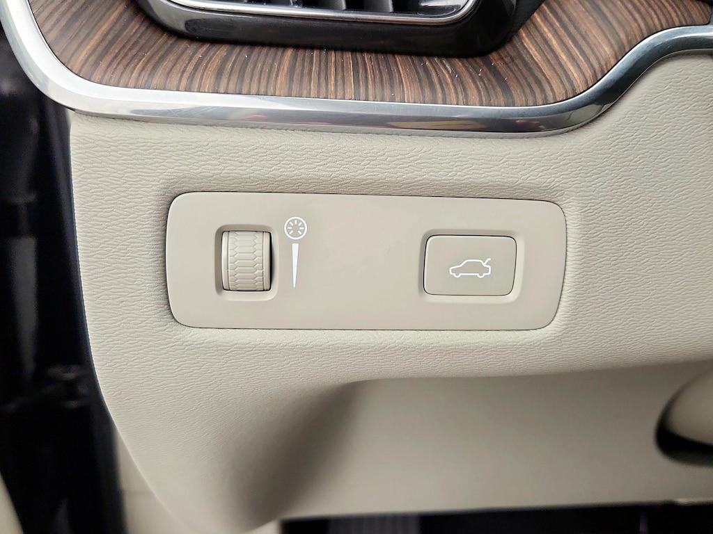used 2022 Volvo XC60 car, priced at $27,998