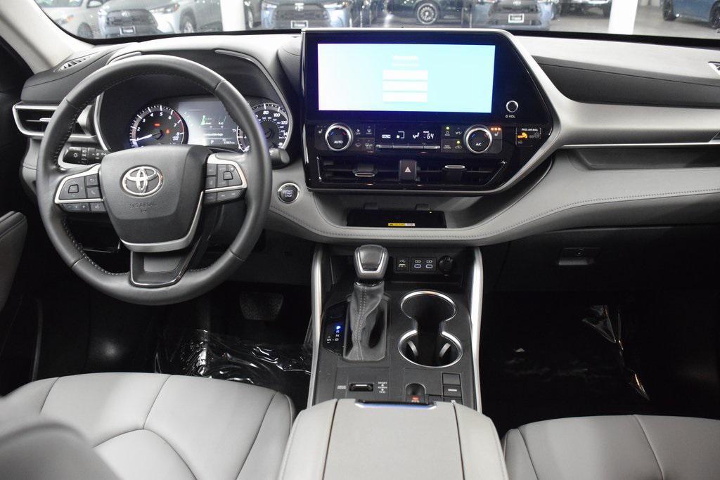 used 2023 Toyota Highlander car, priced at $33,999