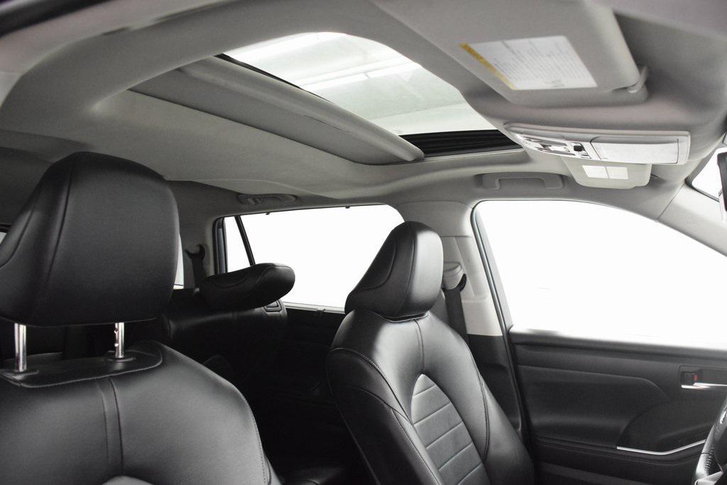used 2022 Toyota Highlander car, priced at $31,430