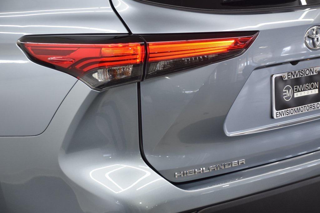 used 2022 Toyota Highlander car, priced at $31,430