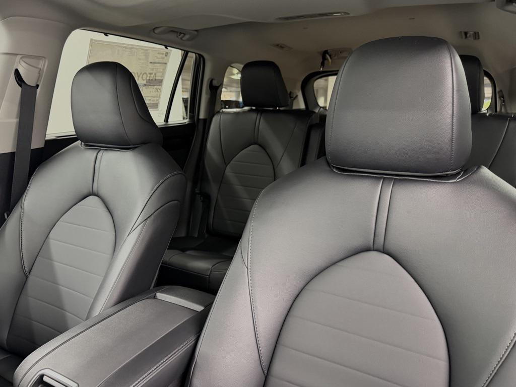 new 2025 Toyota Highlander car