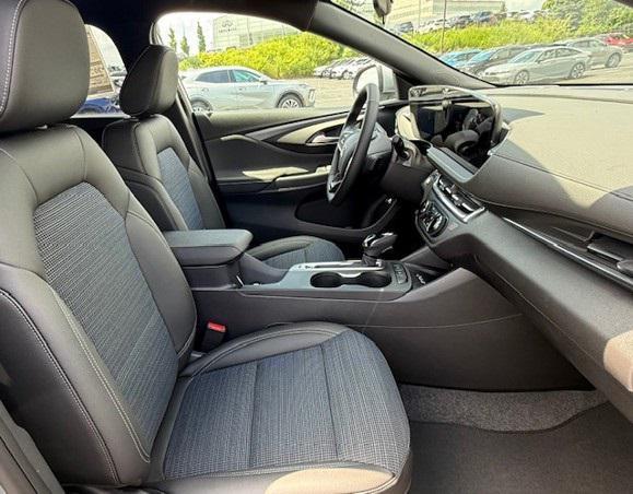 new 2025 Buick Envista car, priced at $26,443