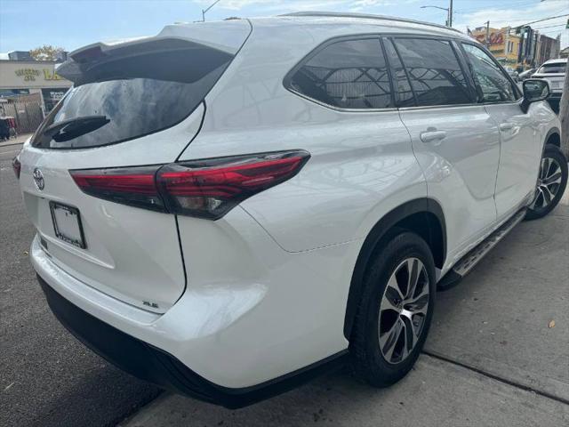 used 2022 Toyota Highlander car, priced at $35,999