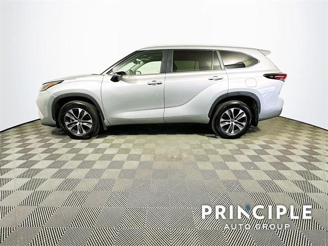 used 2024 Toyota Highlander car, priced at $42,994