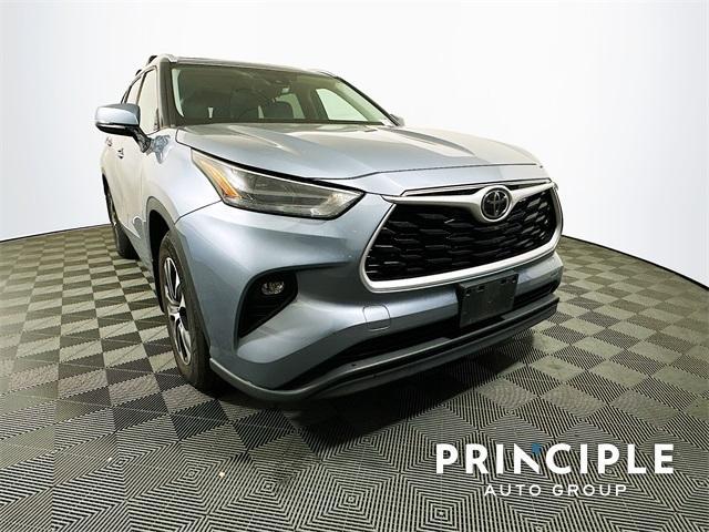 used 2022 Toyota Highlander car, priced at $34,449