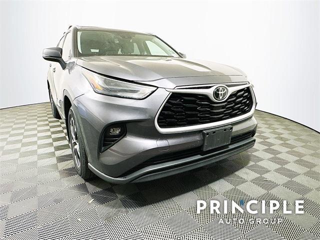 used 2022 Toyota Highlander car, priced at $33,911