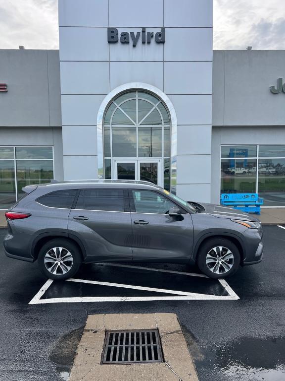 used 2022 Toyota Highlander car, priced at $37,920