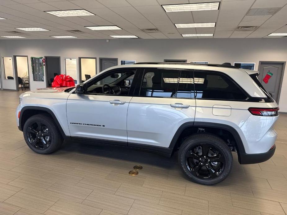 new 2024 Jeep Grand Cherokee car, priced at $45,383