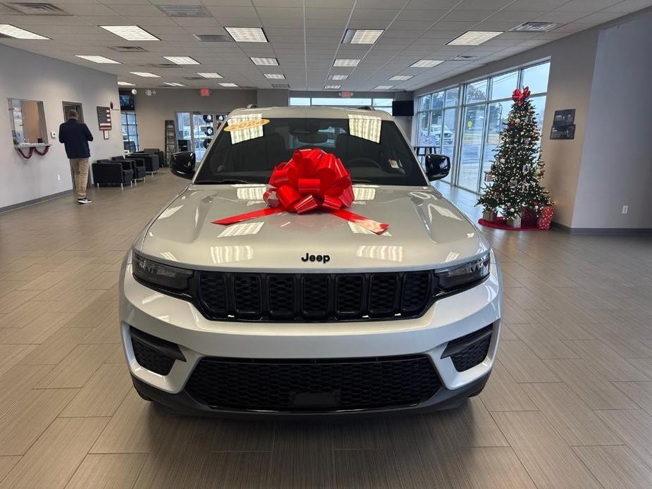 new 2024 Jeep Grand Cherokee car, priced at $45,383