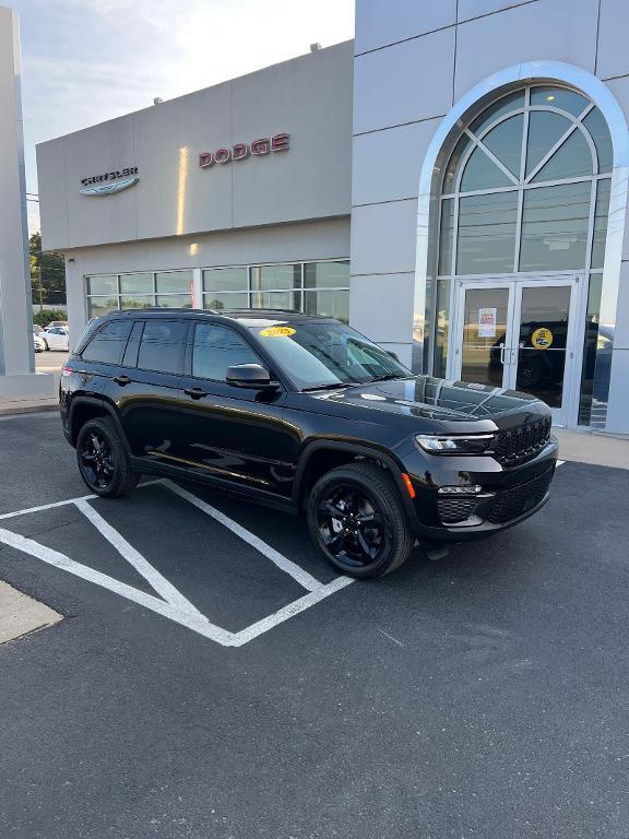 new 2025 Jeep Grand Cherokee car, priced at $48,493