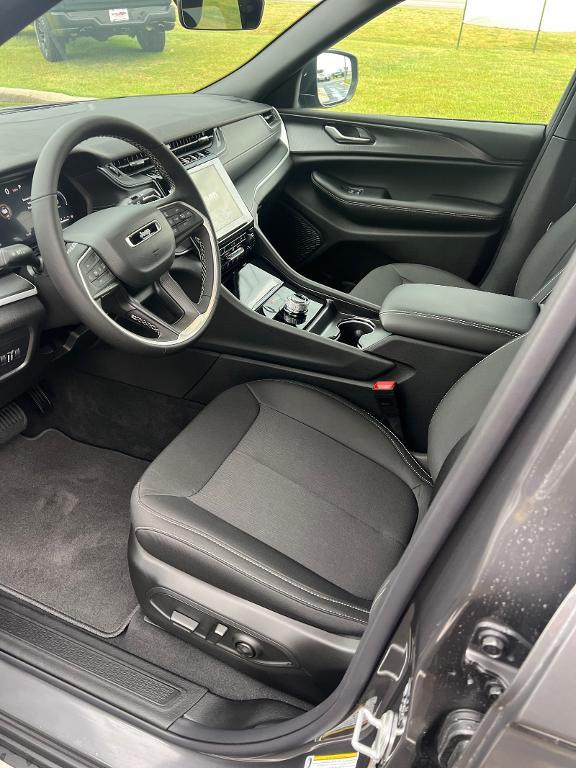 new 2025 Jeep Grand Cherokee car, priced at $43,818