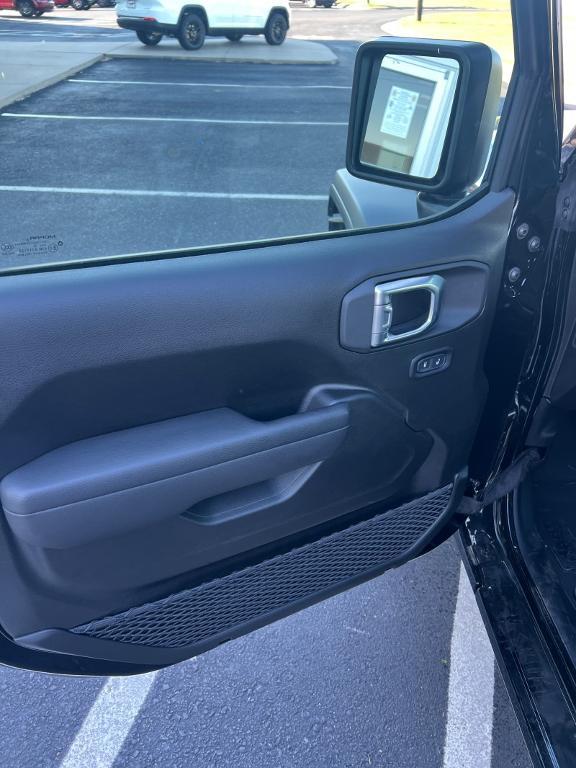 new 2025 Jeep Wrangler car, priced at $43,773