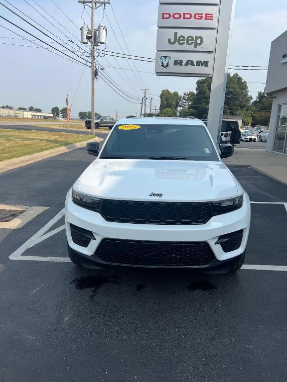 new 2025 Jeep Grand Cherokee car, priced at $45,899