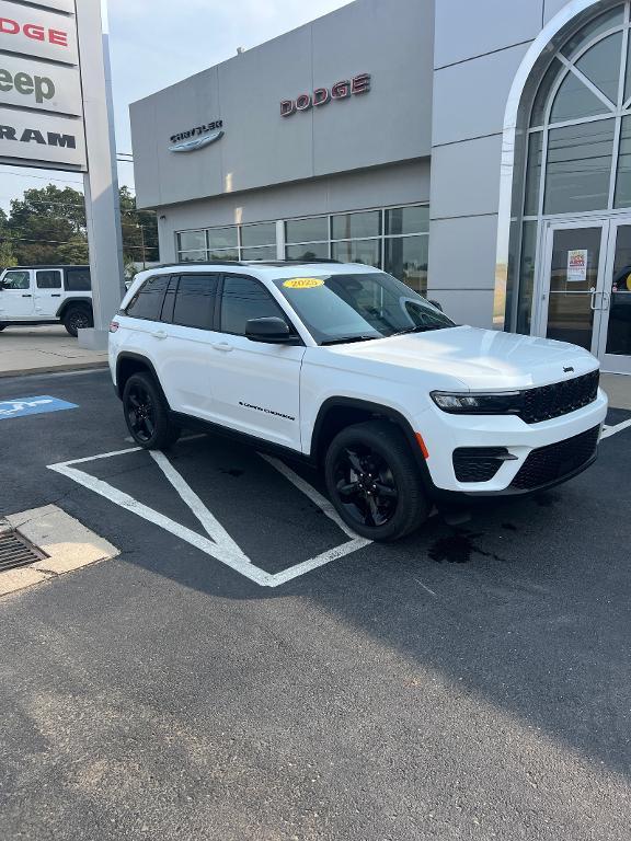 new 2025 Jeep Grand Cherokee car, priced at $45,899