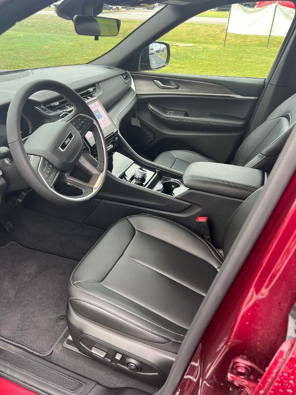 new 2025 Jeep Grand Cherokee car, priced at $46,147