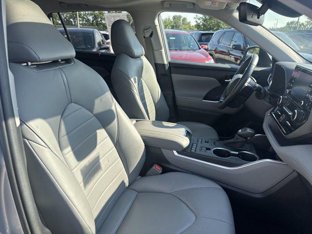 used 2020 Toyota Highlander car, priced at $30,795