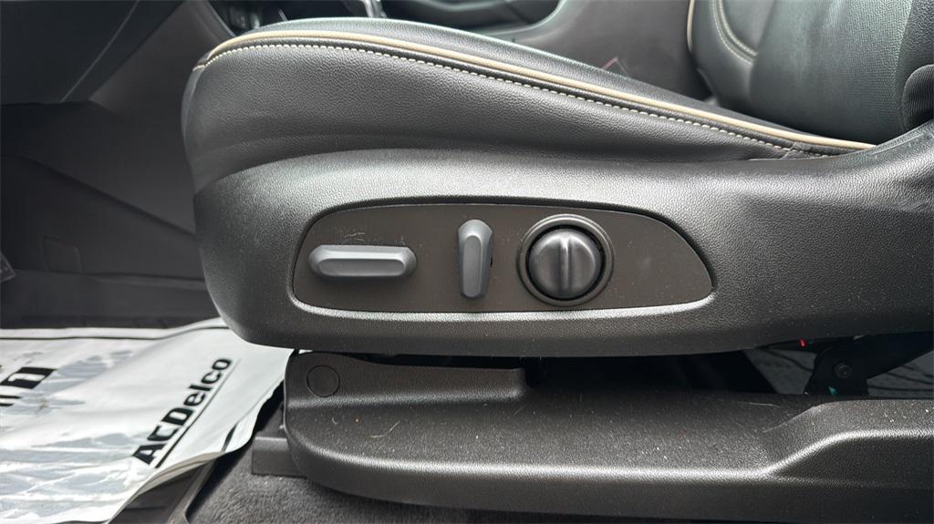 used 2023 Chevrolet Traverse car, priced at $32,574