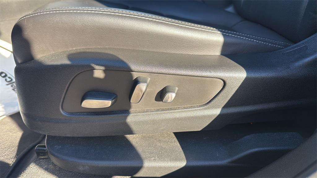 used 2022 Cadillac XT5 car, priced at $30,980