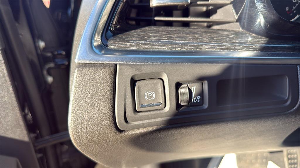 used 2022 Cadillac XT5 car, priced at $30,980