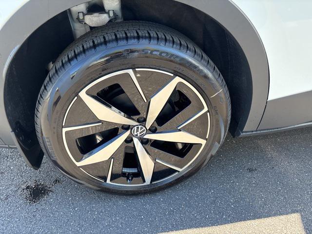new 2025 Volkswagen ID.4 car, priced at $49,867
