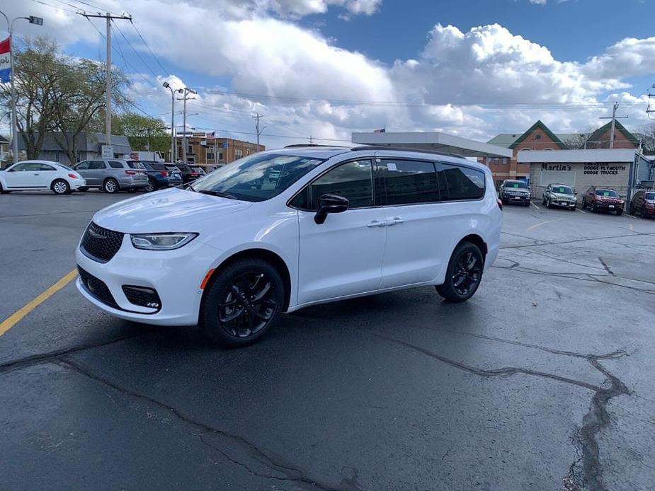 new 2024 Chrysler Pacifica car, priced at $57,932