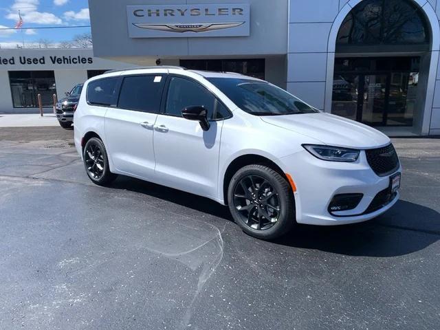 new 2024 Chrysler Pacifica car, priced at $51,682