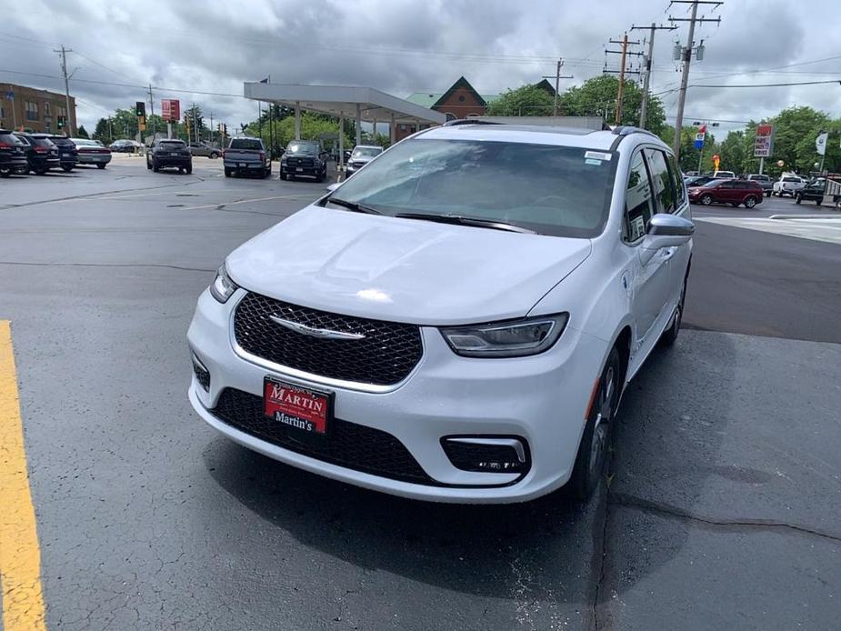 new 2024 Chrysler Pacifica Hybrid car, priced at $59,123