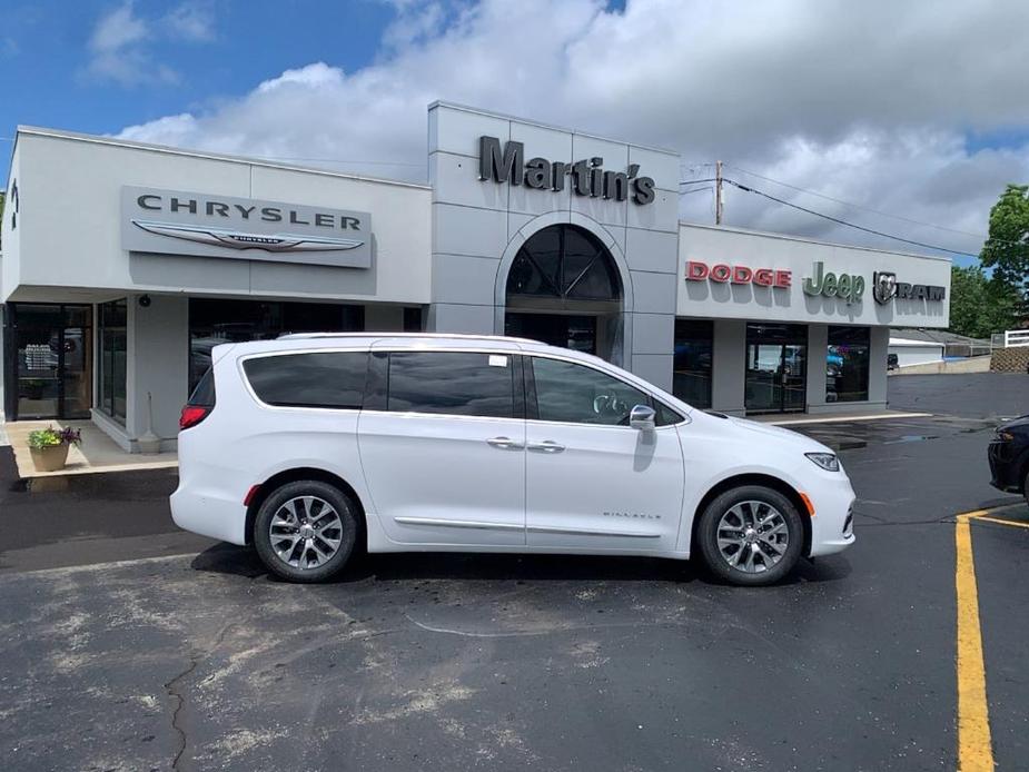 new 2024 Chrysler Pacifica Hybrid car, priced at $59,123